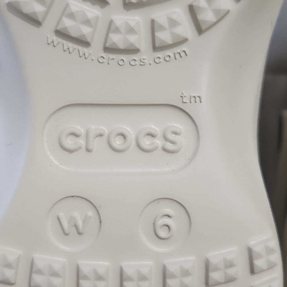 Fleece lined Crocs. New without tags size 6 - Picture 6 of 8
